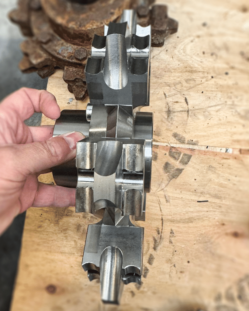 Nieuw kettingwiel geproduceerd met CNC-bewerking voor Vanhees Metalen.