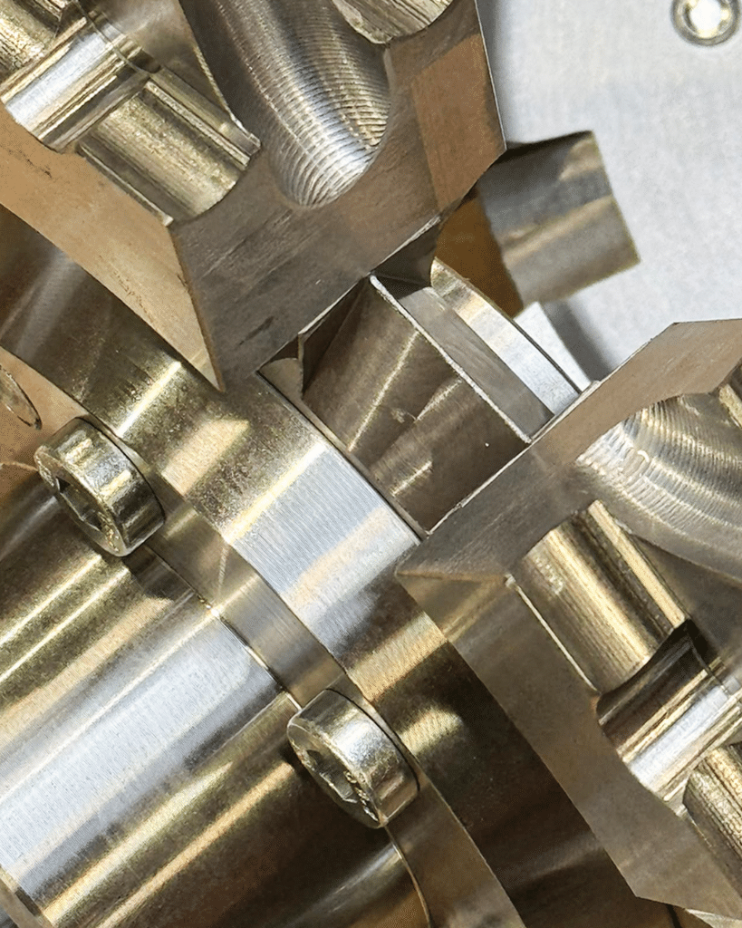 Nieuw kettingwiel geproduceerd met CNC-bewerking voor Vanhees Metalen.