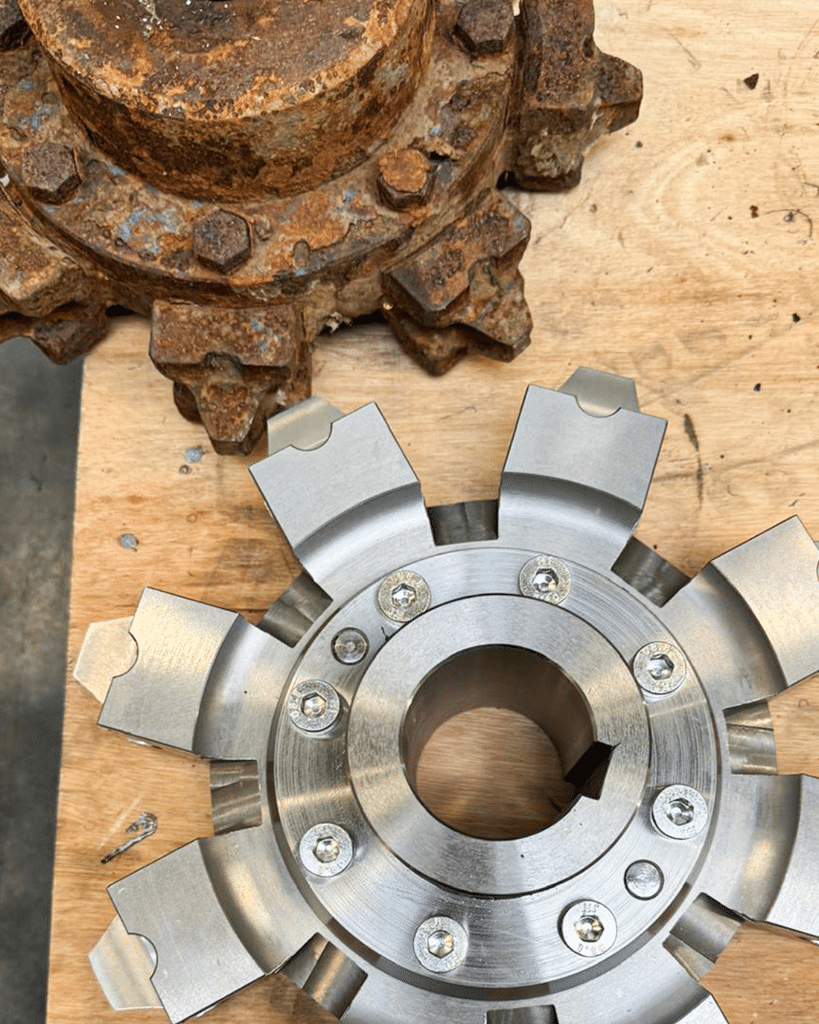 Nieuw kettingwiel geproduceerd met CNC-bewerking voor Vanhees Metalen.